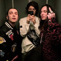 наступает @damnsauce