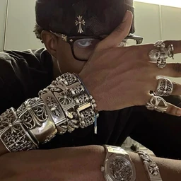 Heavy jewellery