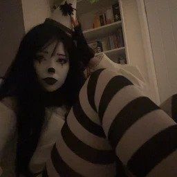 🩷🖤🩷🖤